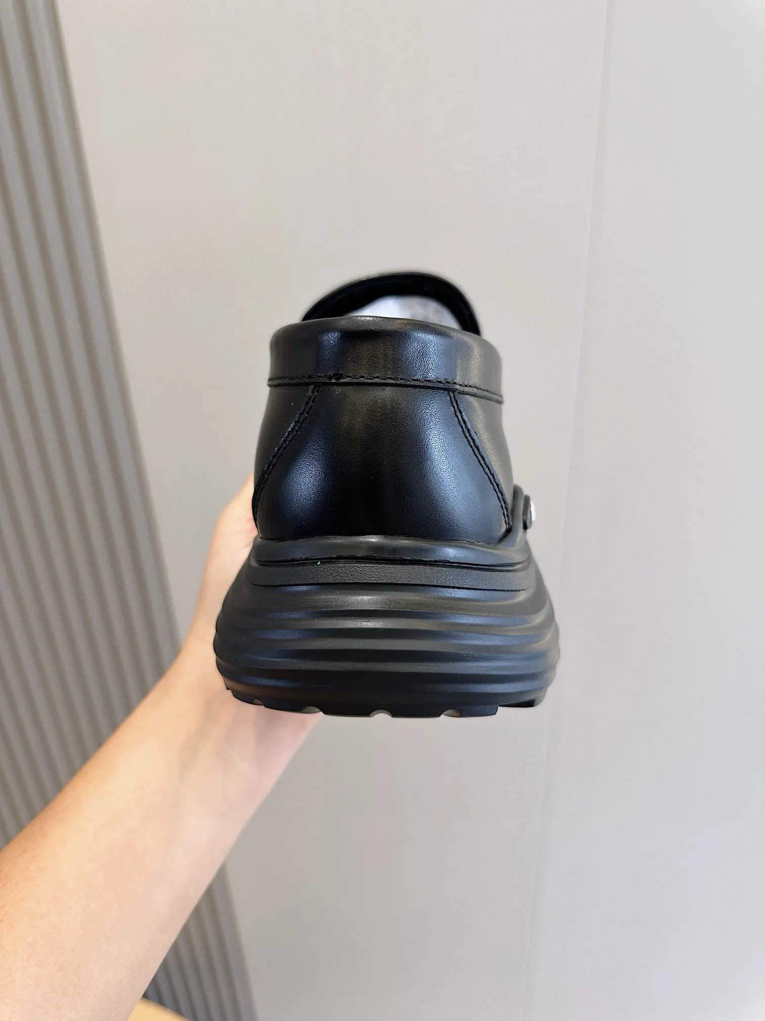 Factory price: 540💰◾️▫️Dior Combat Derby shoes are a new product in the 2024 spring men's wear series, presenting a mixed style that combines fashion design with sports elements. Crafted from black buffed calfskin leather with beige and black Oblique print panels on the sides and tongue. Designed with laces and technical zipper closure, the lightweight mixed-style sole highlights the charm of high-end customization. The Dior signature on the side enhances the style and will add a trendy touch to any look this season. Size: 39-44 (customized at 38.45)
